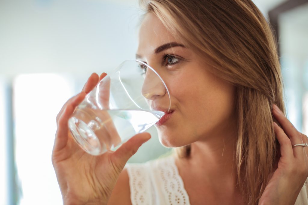 Ausreichend Wasser trinken ist wichtig für die Gesundheit