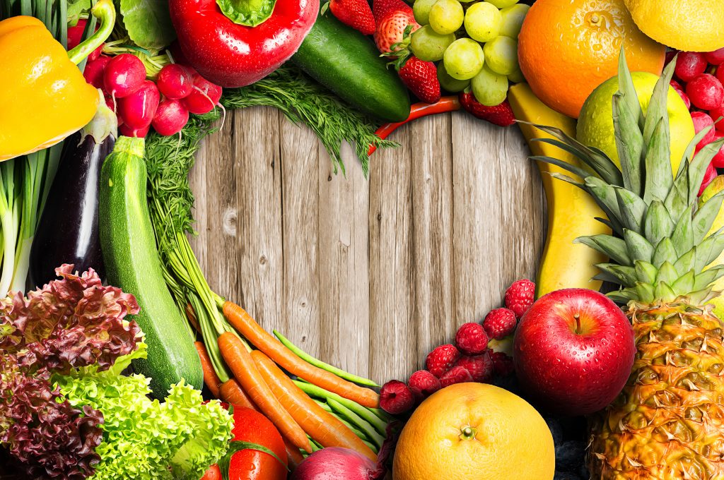 Gesundes Essen im Büro mit Obst und Gemüse